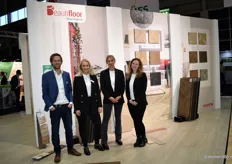 Het marketingteam van Peitsman voor de nieuwe Beautifloor collectie, met v.l.n.r. Menno de Mol, Maud Tegelaers, Nikki Gravelijn en Monique Molenaar. 
